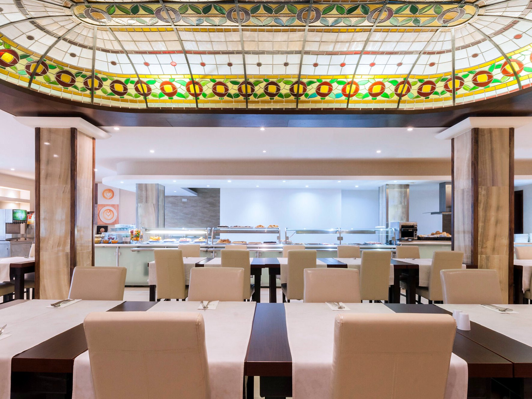 Comedor del restaurante del Alexandra Hotel con su vidriera de colores y el bufé del desayuno