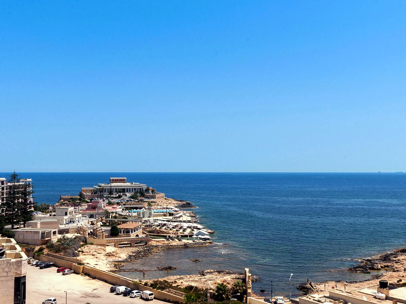 Vistas al mar y a la punta de Dragonara desde una habitación con vistas al mar del Alexandra Hotel