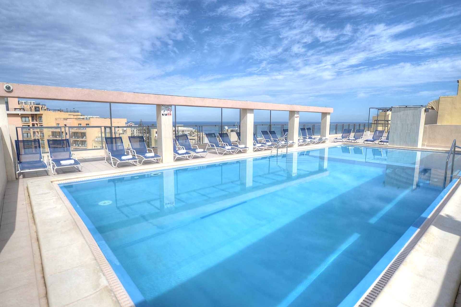 Vista dal tetto sulla piscina e sul mare all'Alexandra Hotel, Malta