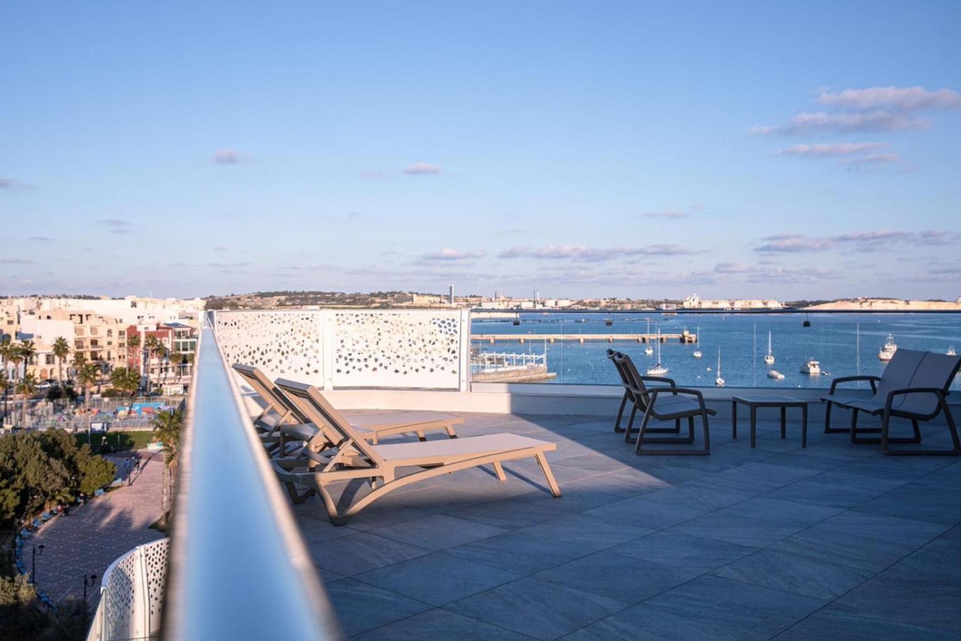 вид на Pretty Bay с крыши отеля CA Sand Dune Hotel