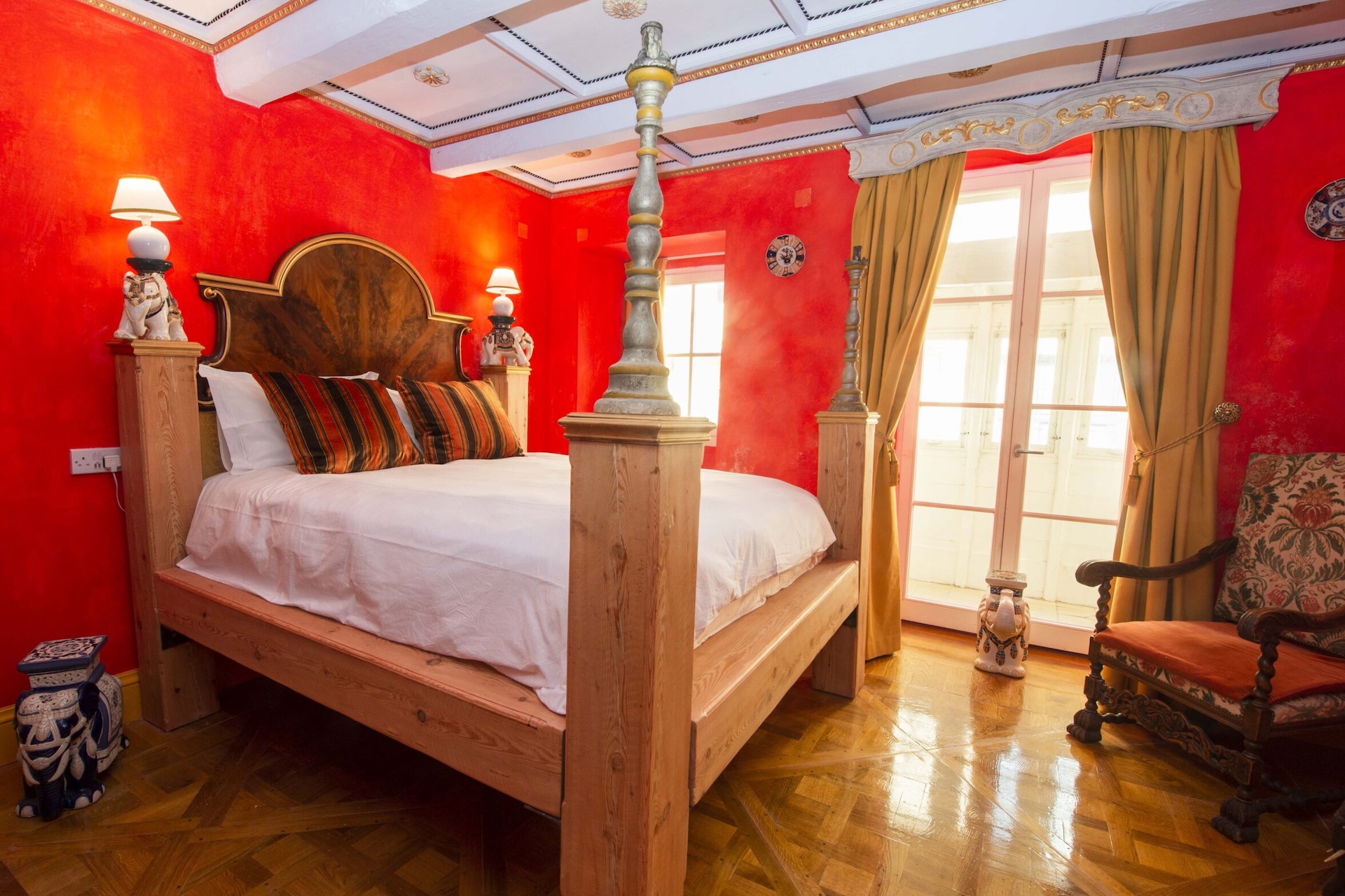 Camera con letto a baldacchino e pareti rosse, Casa Rocca Piccola