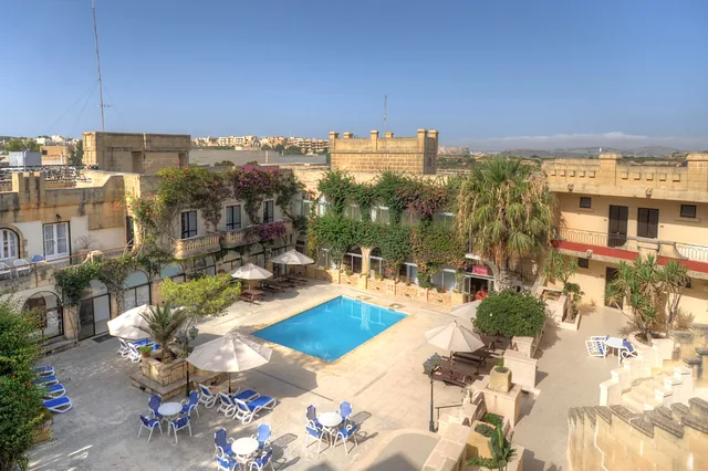 vue sur la piscine et la cour intérieure du Cornucopia Hotel Gozo