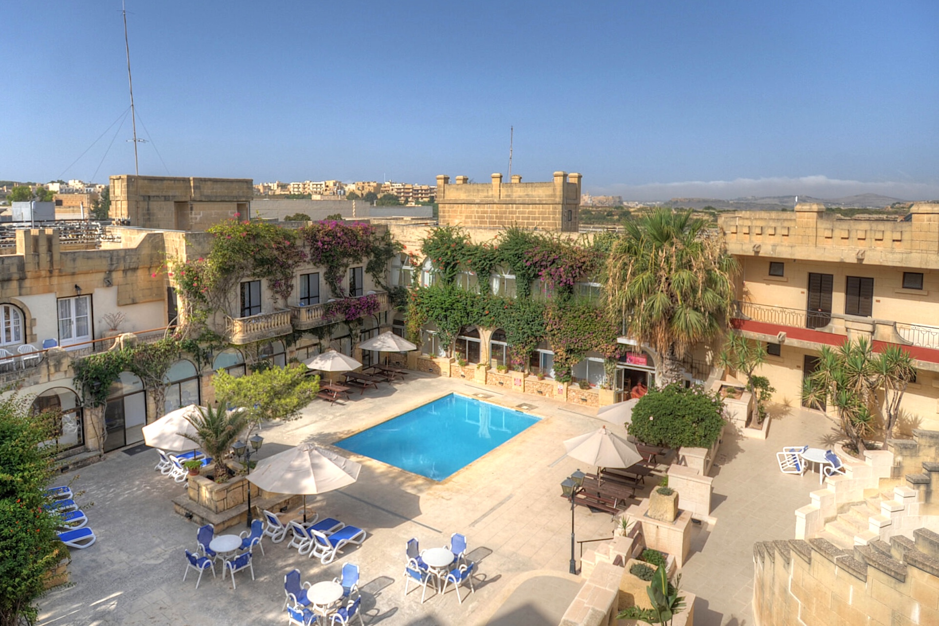 vista sulla piscina e sul cortile interno del Cornucopia Hotel Gozo