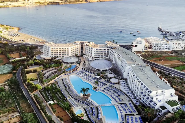 Vue depuis le ciel sur l'hôtel db Seabank Resort + Spa de Mellieħa