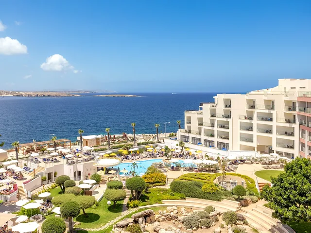 Vue sur la piscine et la mer du DoubleTree by Hilton Malta