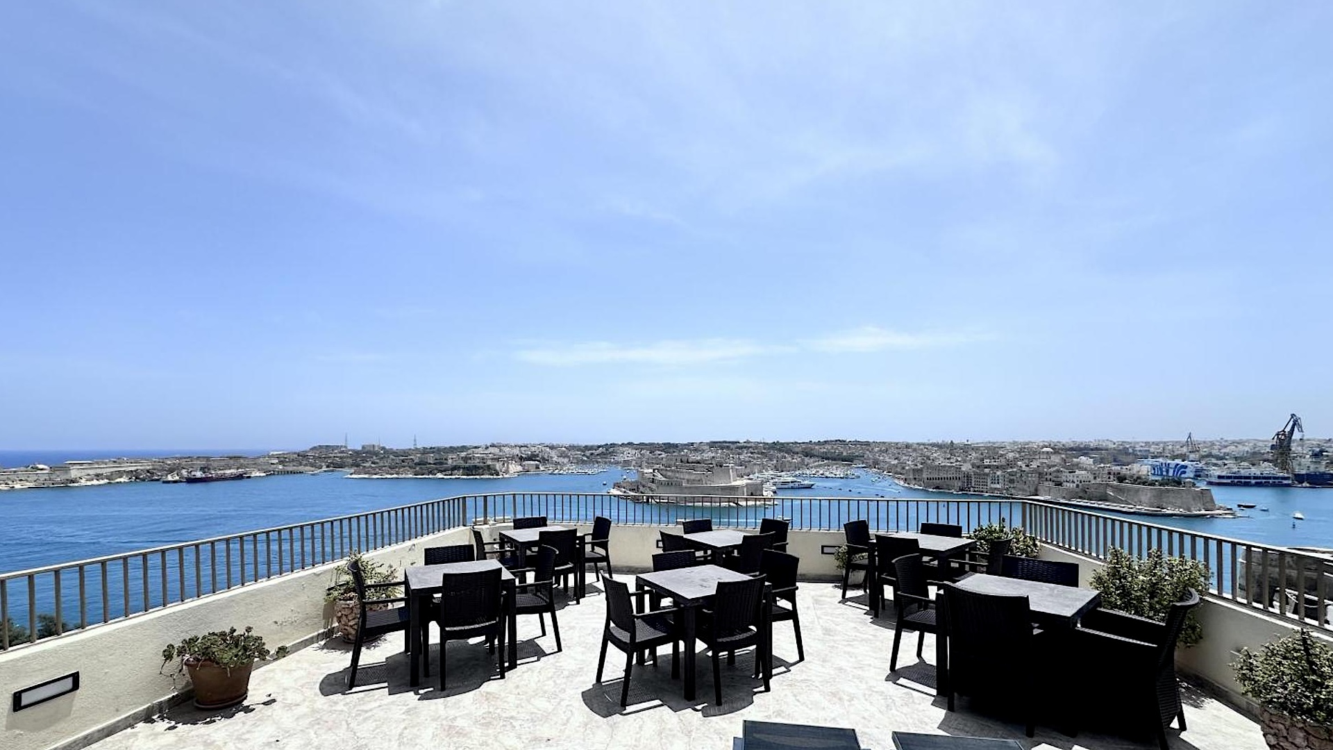 Vista sulle Tre Città dalla terrazza del Grand Harbour Hotel a La Valletta