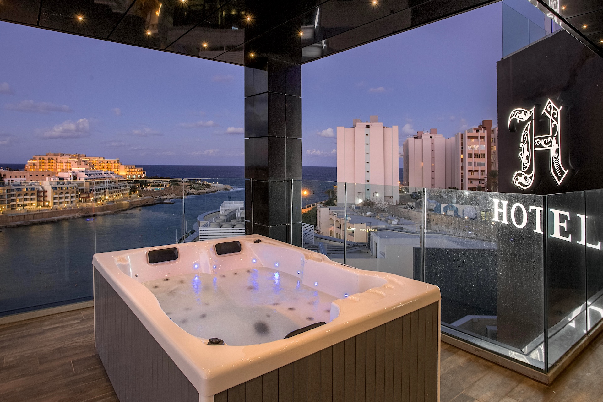 Jacuzzi dell'H Hotel St Julian's con vista su St George's Bay