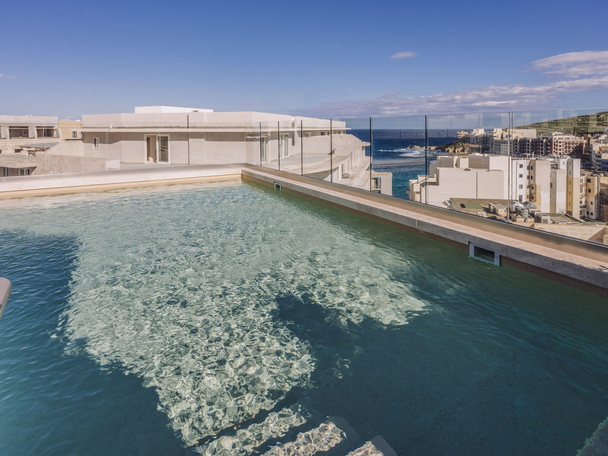 Vue de la piscine de l'Hotel Ben Marsalforn et de la baie de Marsalforn