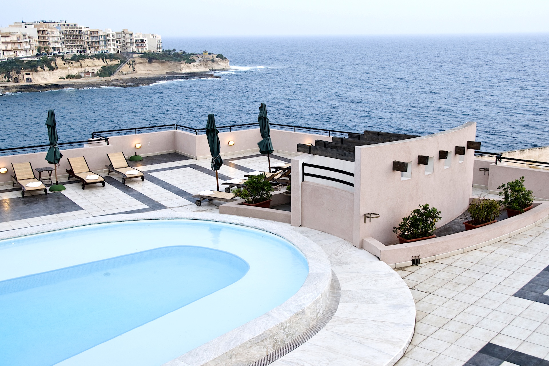 vista sulla piscina e sul mare dell'Hotel Calypso a Gozo