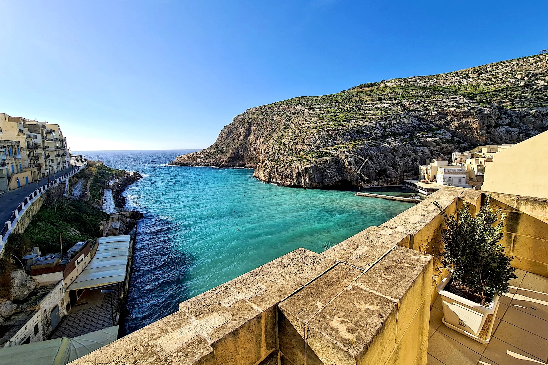 vista de Xlendi Bay desde un balcón del Hotel San Andrea