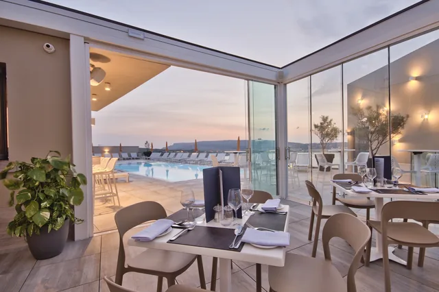 Vue sur le bar et la piscine du toit du Luna Holiday Complex Malte