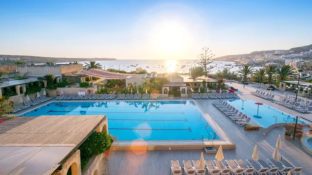 Vue sur la piscine du Mellieħa Holiday Centre et de Mellieħa Bay