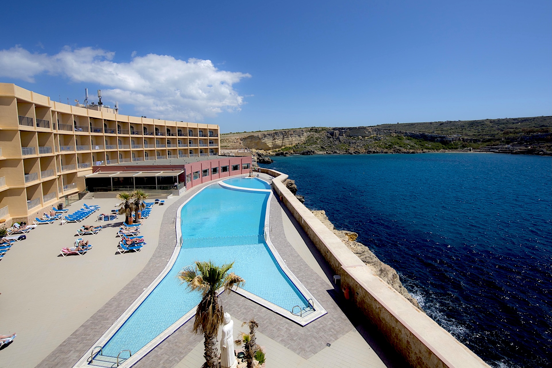 Vue sur la mer et la piscine en forme de poisson du Paradise Bay Resort