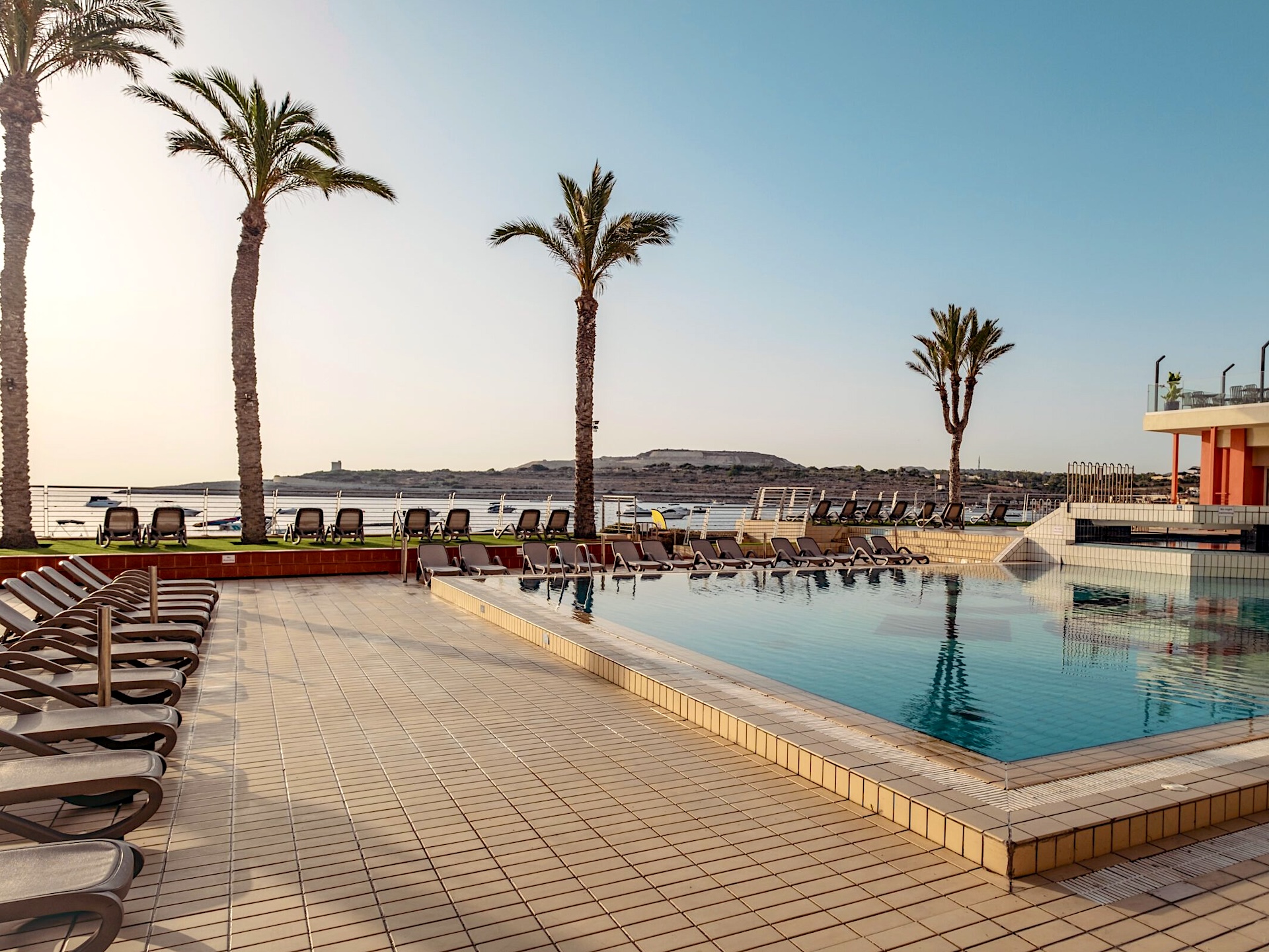 Piscine et vue mer du Qawra Palace Hotel