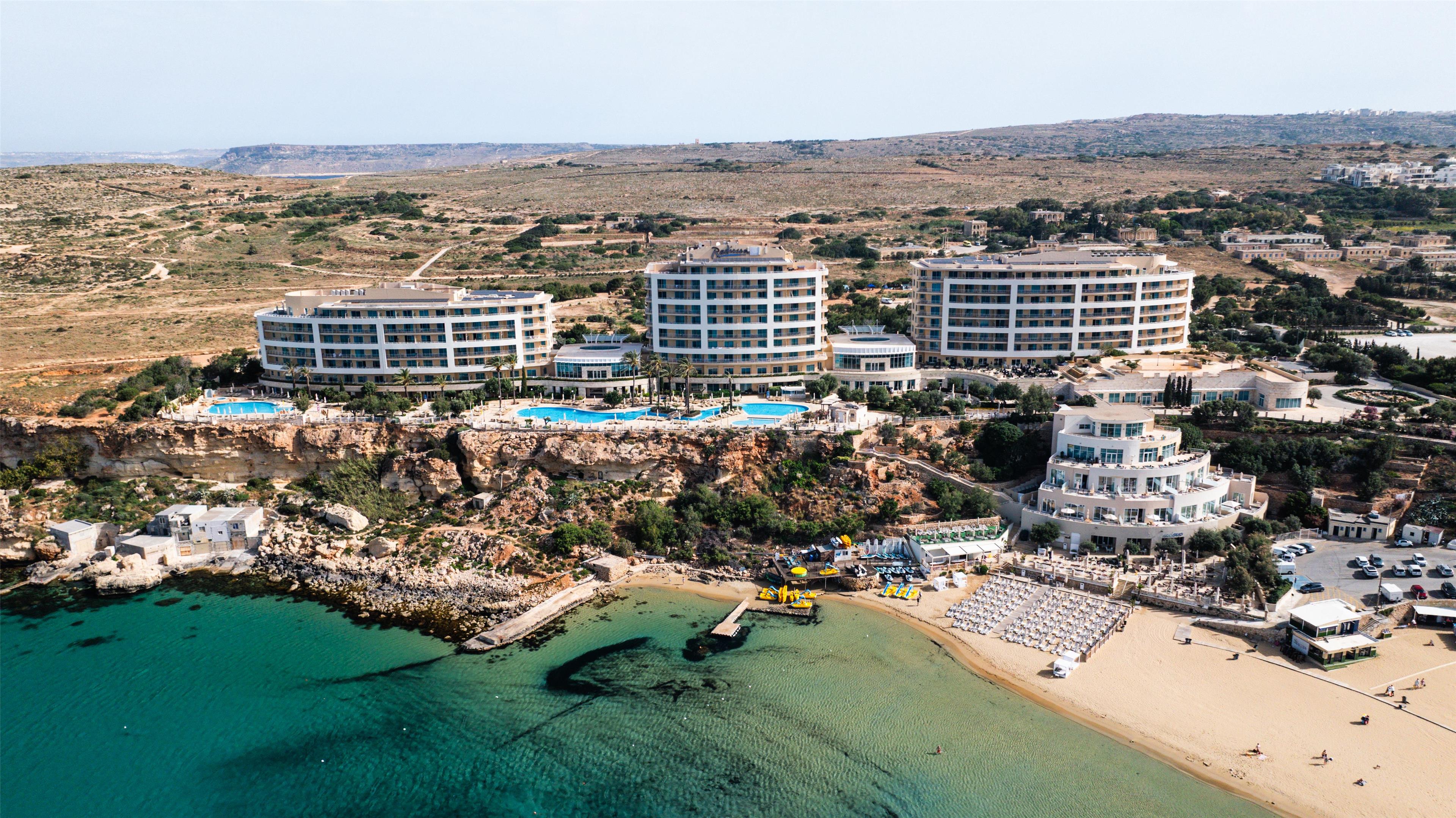Vista del Radisson Blu Resort y Golden Bay desde el aire