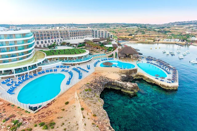 Vue du ciel sur l'hôtel Ramla Bay et la mer