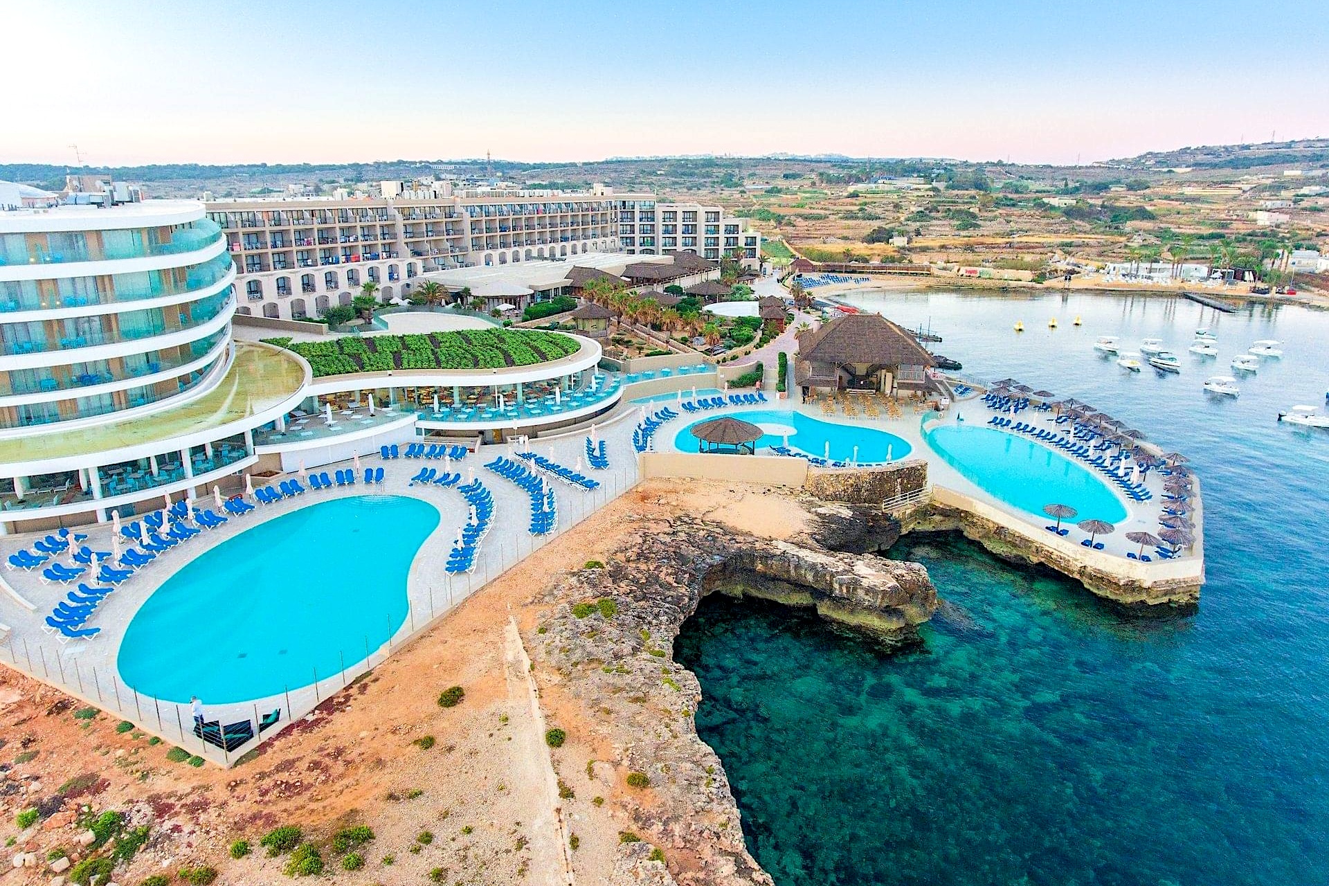 Vue du ciel sur l'hôtel Ramla Bay et la mer