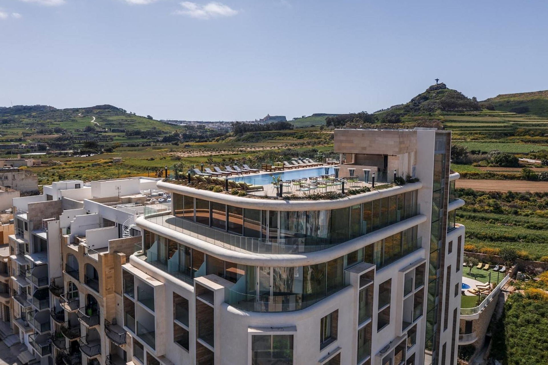 Vue sur le Reef Hotel - Spa et sa piscine, Marsalforn