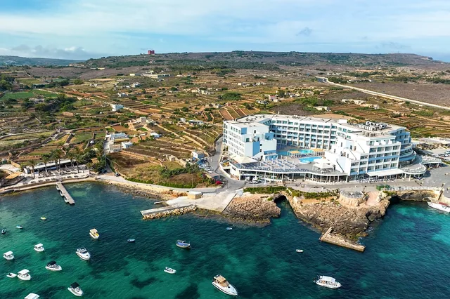 Vue du ciel sur la mer et le Riviera Spa Resort de Malte
