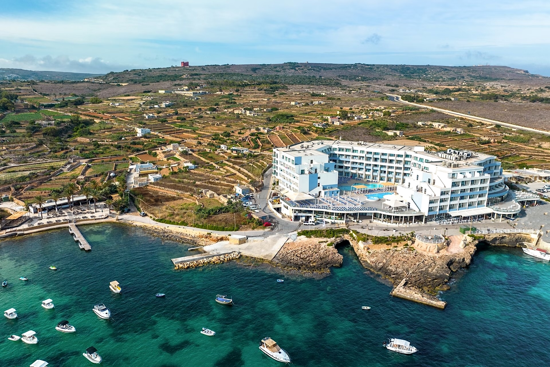 Vue du ciel sur la mer et le Riviera Spa Resort de Malte