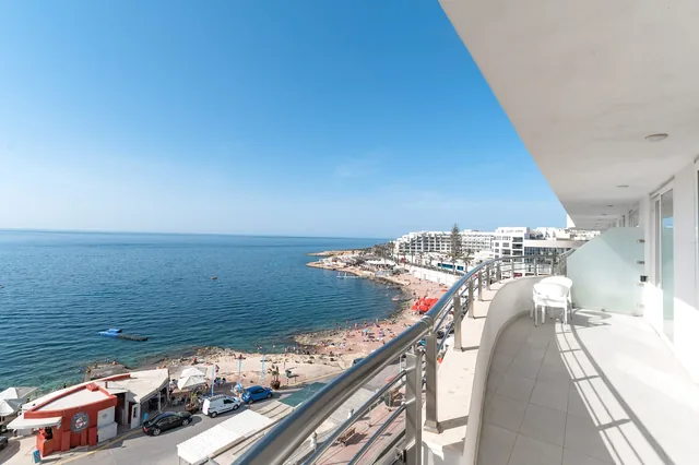 Vue sur la mer et Buġibba Perched Beach depuis une chambre du Seaview Hotel Malta