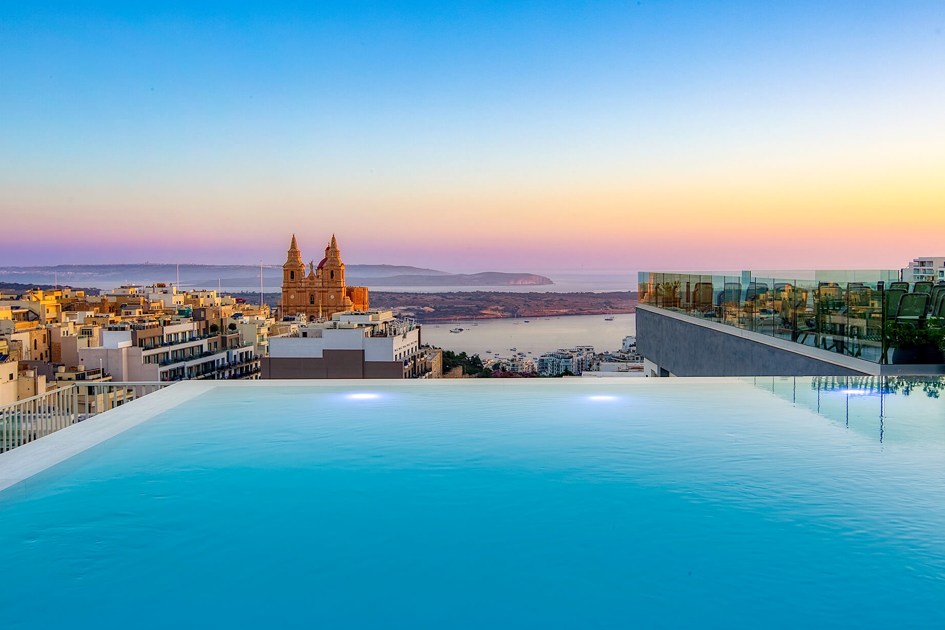 vista de la piscina del Solana Hotel y Mellieħa Bay