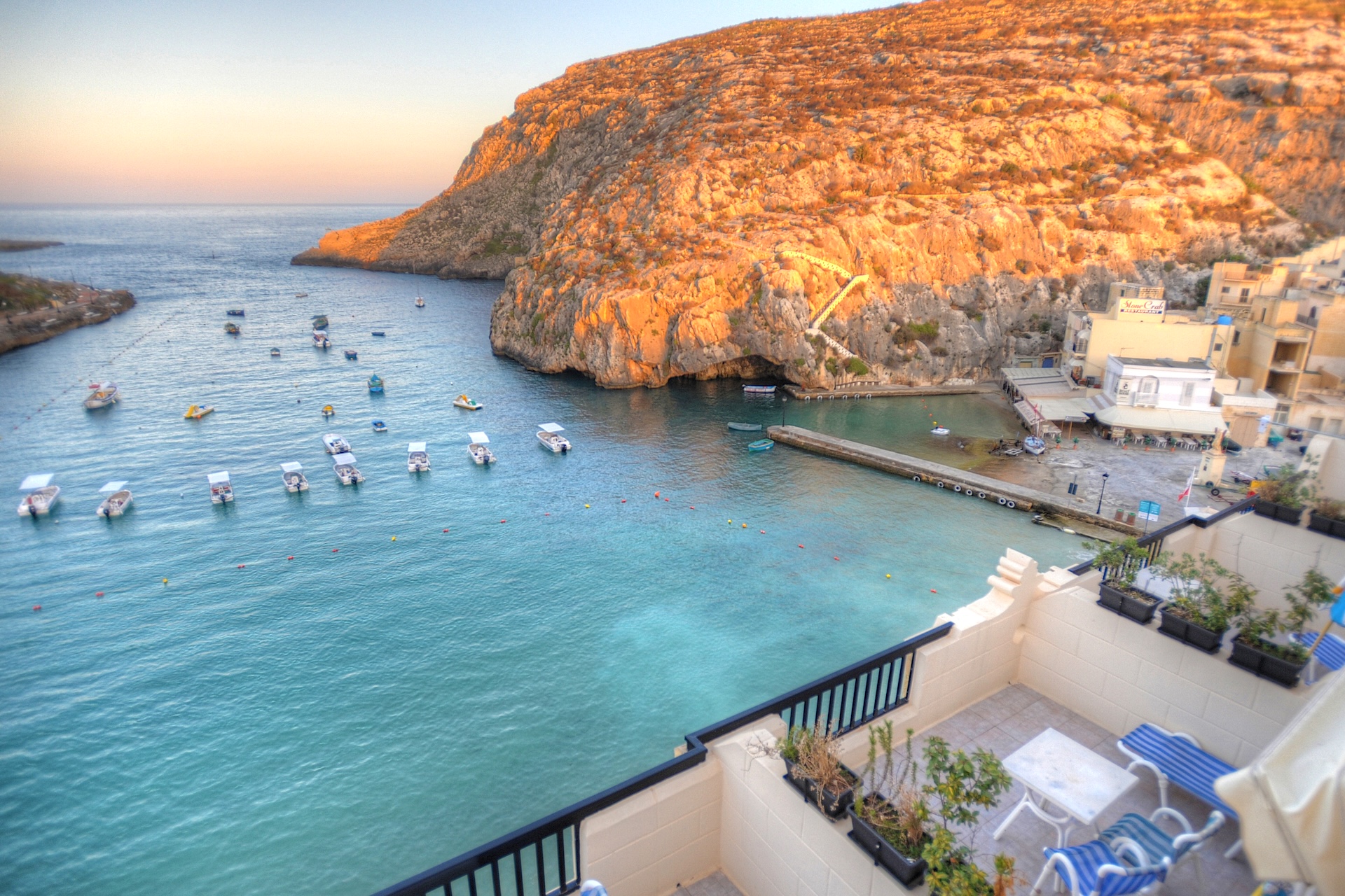 vista de Xlendi Bay desde un balcón del St. Patrick's Hotel