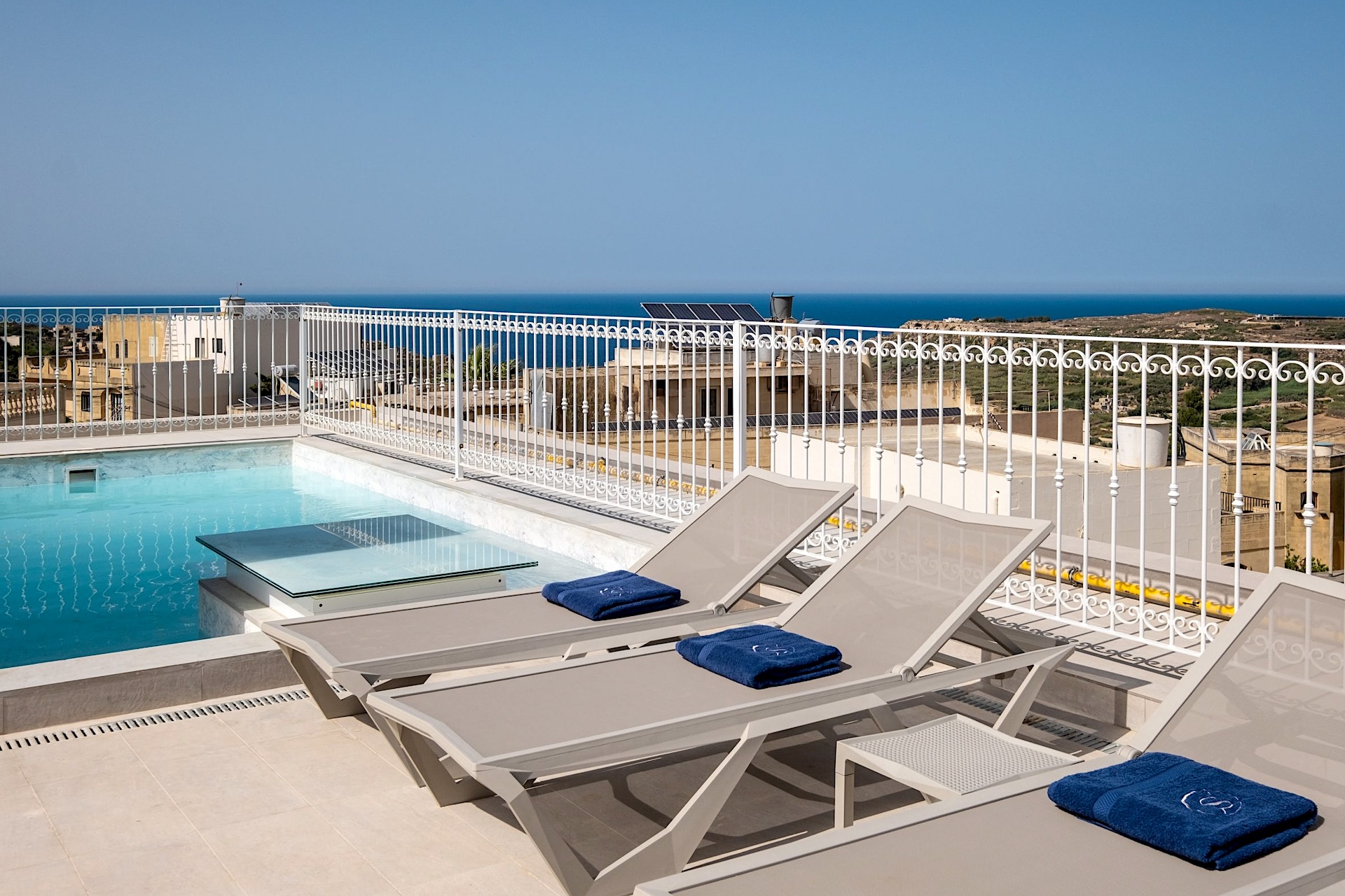 vista sulla piscina e sul mare dal The Segond Hotel Gozo