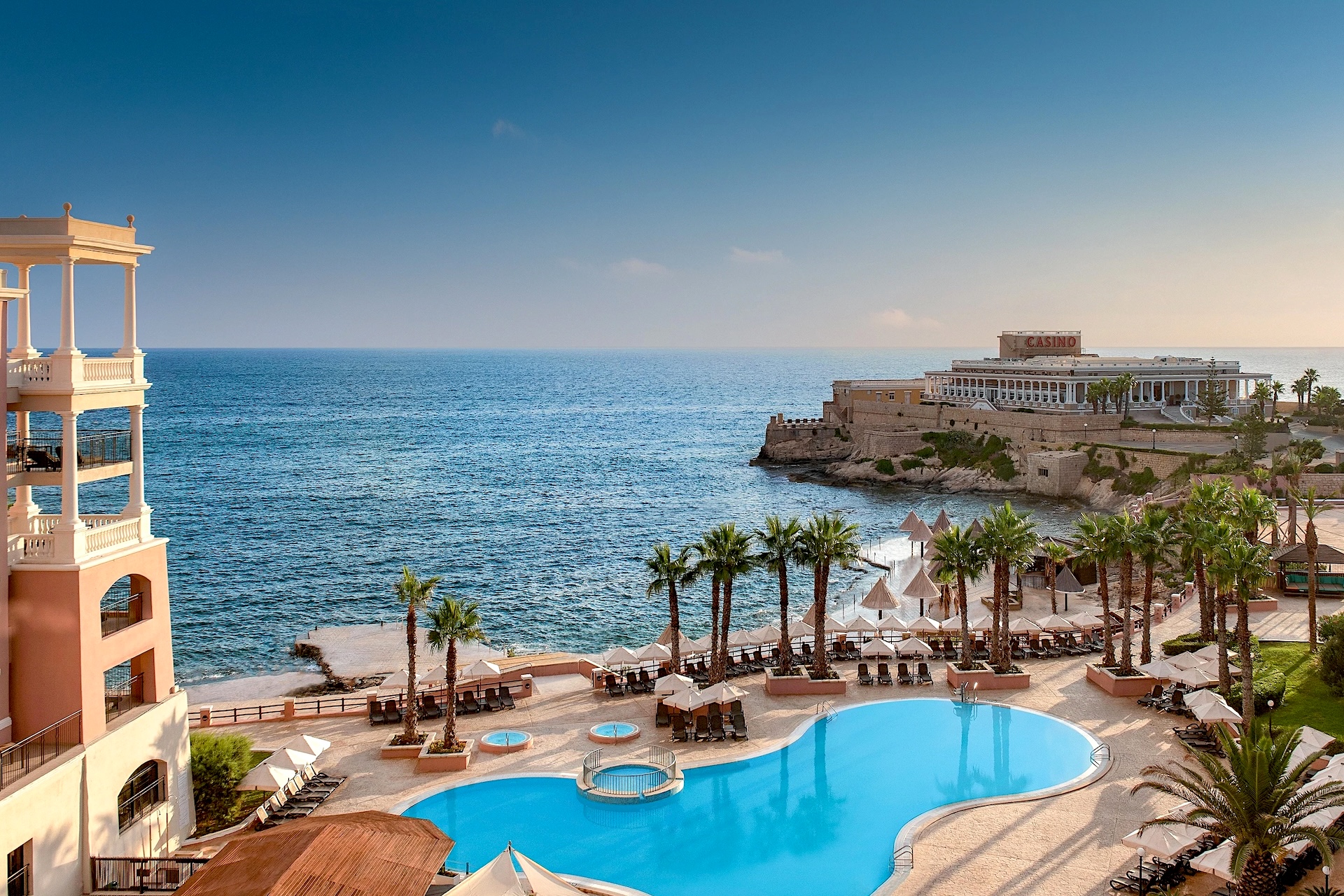 Vista su St George's Bay e sul casinò dal Westin Dragonara Resort