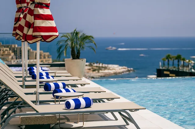 Vue sur la piscine du toit et la mer depuis le voco Malta St Julian's