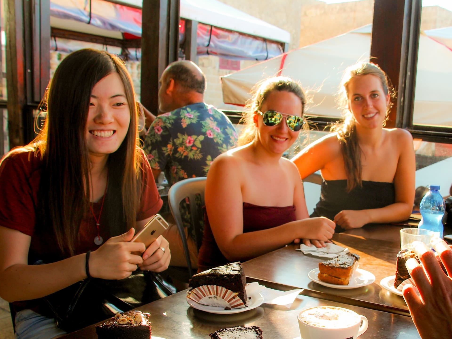 Coût de la vie à Malte Trois jeunes femmes devant des gâteaux