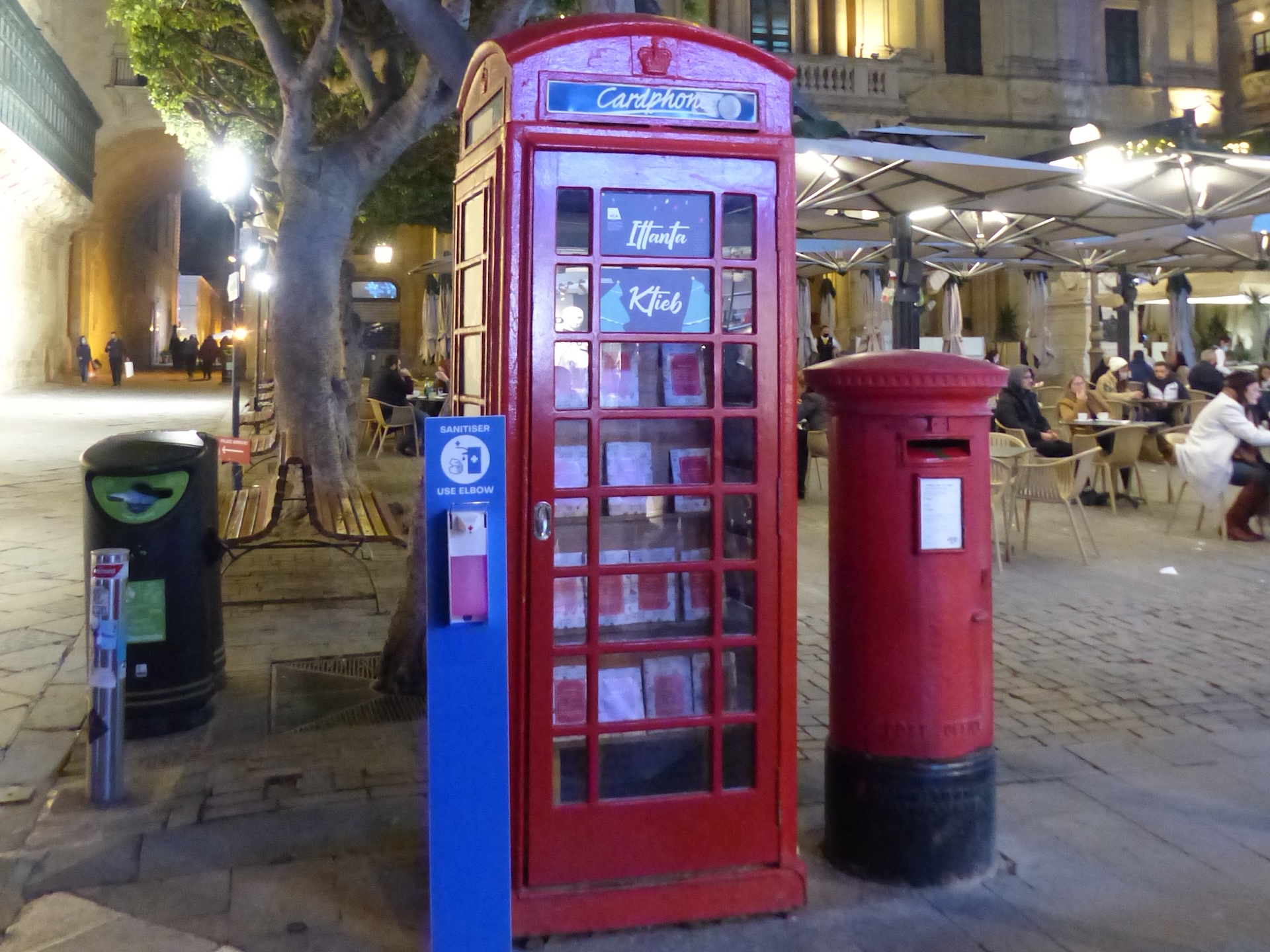 Cabine telefônica em Valletta Cabine telefônica inglesa vermelha transformada em caixa de livros em Valletta