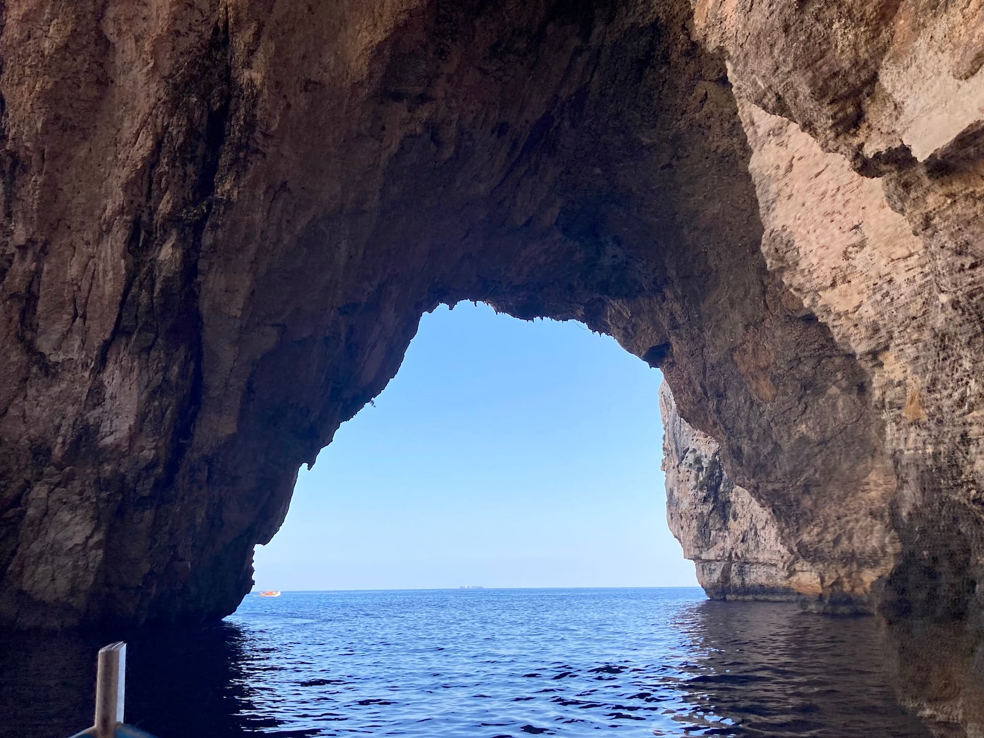 Vista do interior da Gruta Azul de Malta