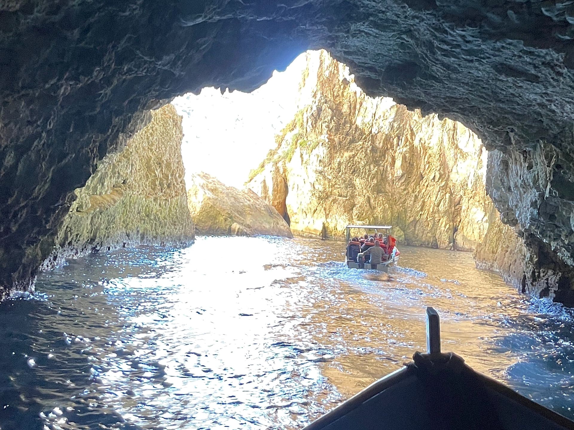 Barco a sair de uma gruta da Gruta Azul de Malta