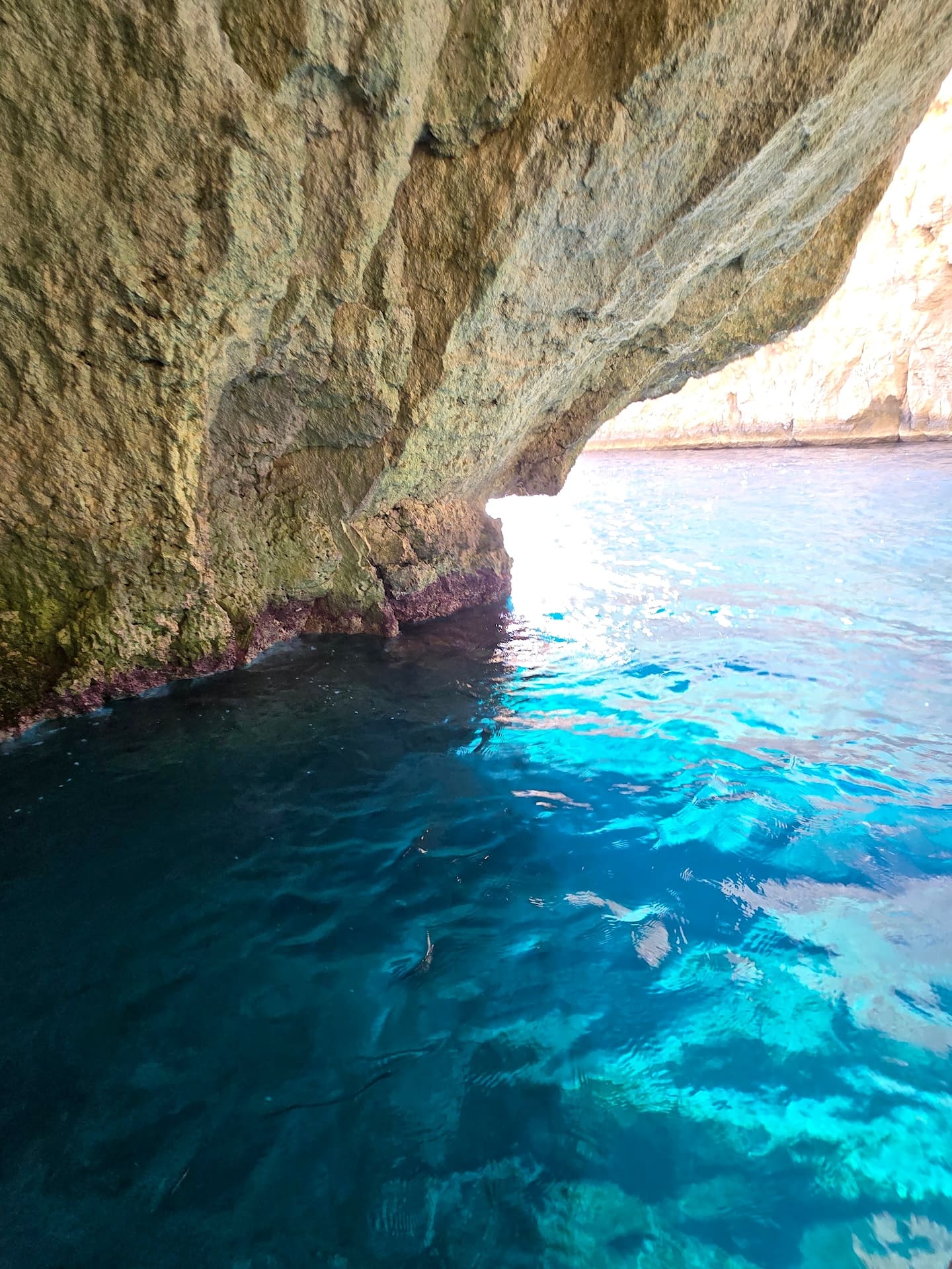 Cor da água cristalina da Gruta Azul de Malta