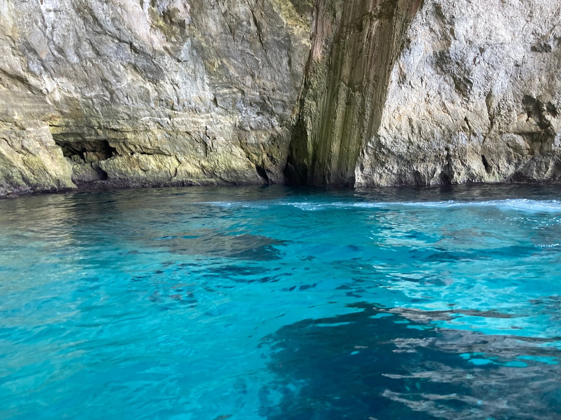 Falésias e água turquesa da Blue Grotto em Malta