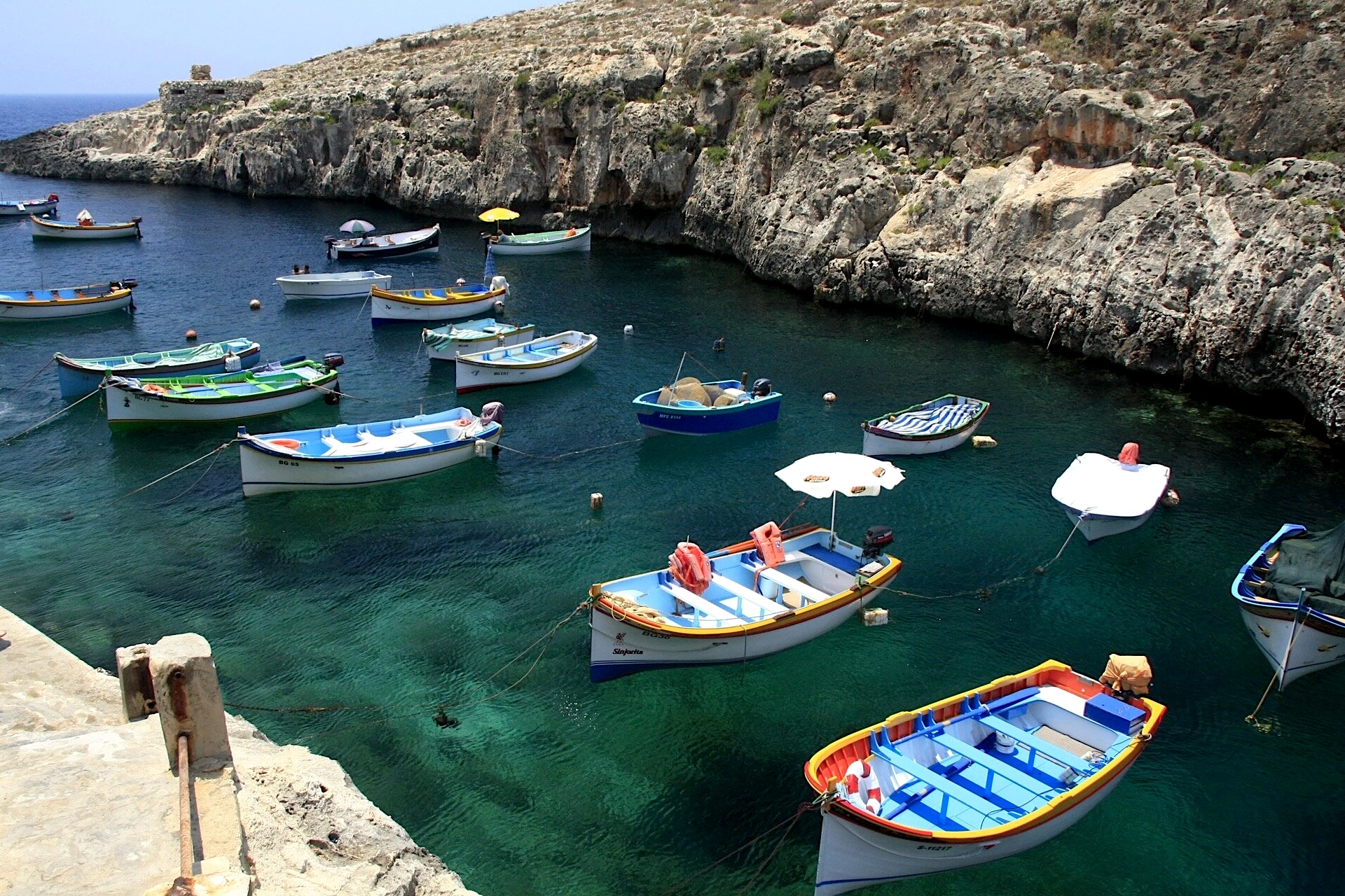 Pequeno porto com barcos para a Blue Grotto