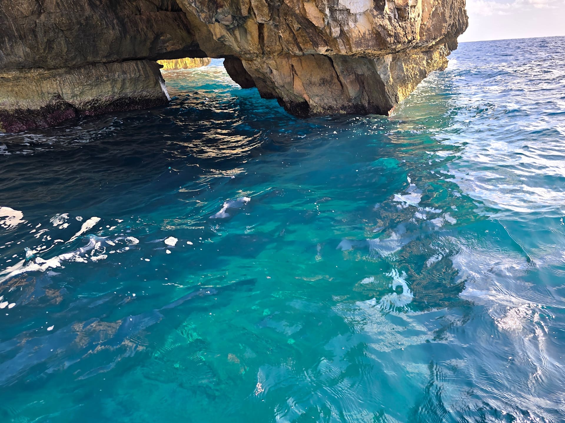 Águas sob as grutas da Blue Grotto