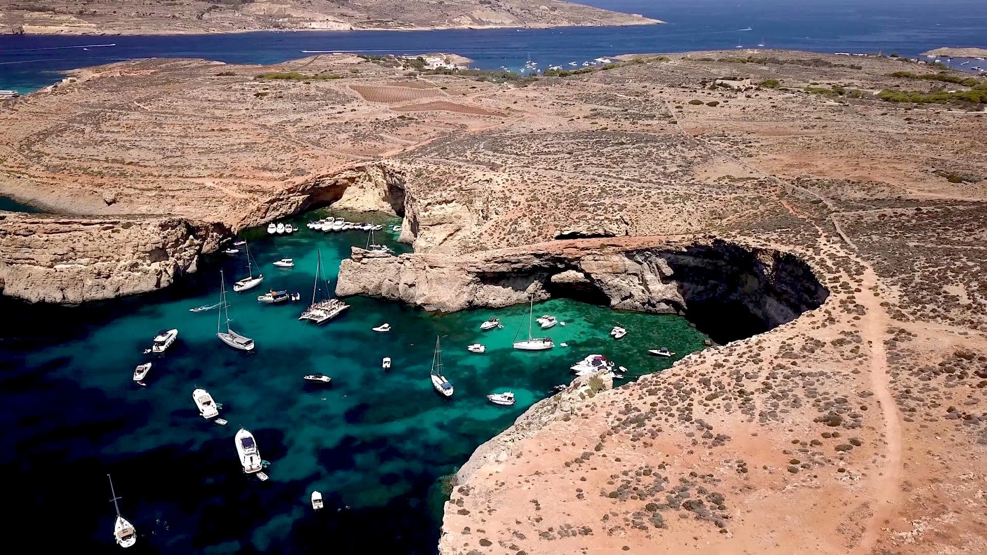 Crystal Lagoon, скалистая бухта рядом с Blue Lagoon на острове Comino