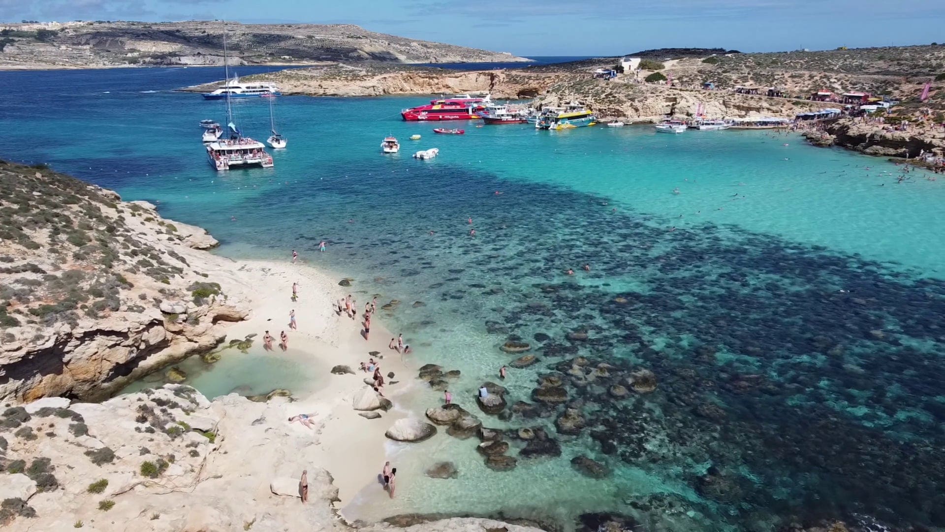 Тихая бухта с бирюзовой водой рядом с Blue Lagoon на Мальте
