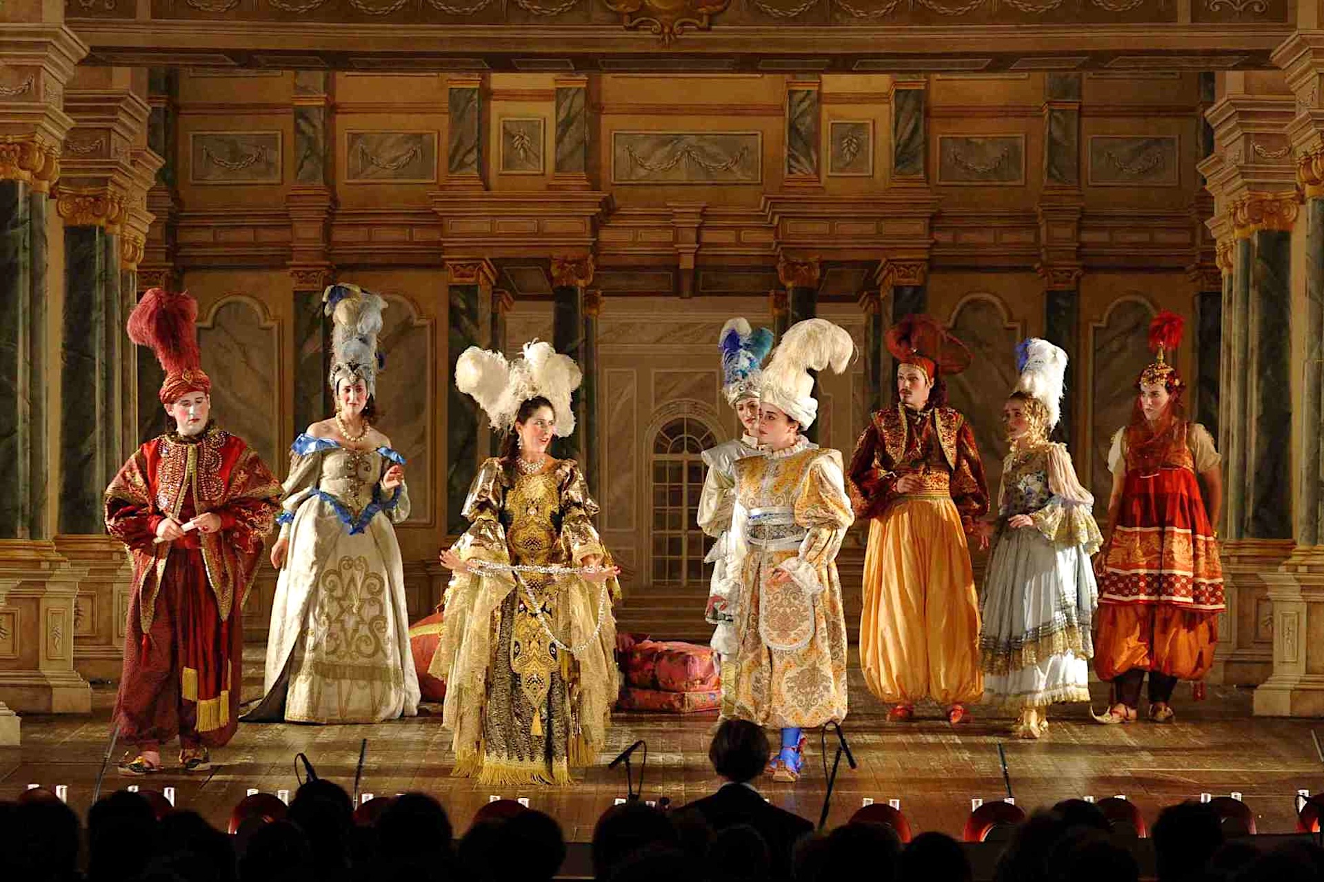 Оперный спектакль в Teatru Manoel в Валлетте Артисты в пышных барочных костюмах и головных уборах с перьями на сцене Teatru Manoel во время оперы