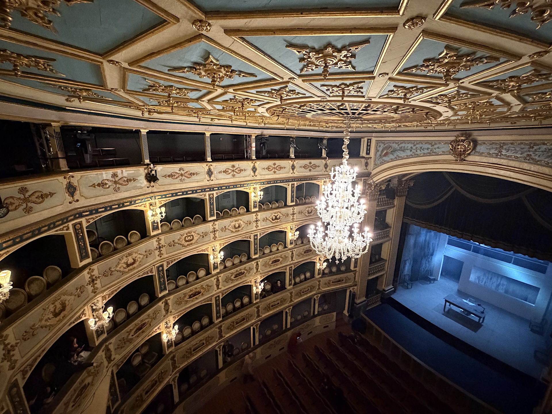 Концертная сцена Teatru Manoel, Мальта Пустая оркестровая сцена Teatru Manoel со стульями, пюпитрами и инструментами в оранжевой подсветке