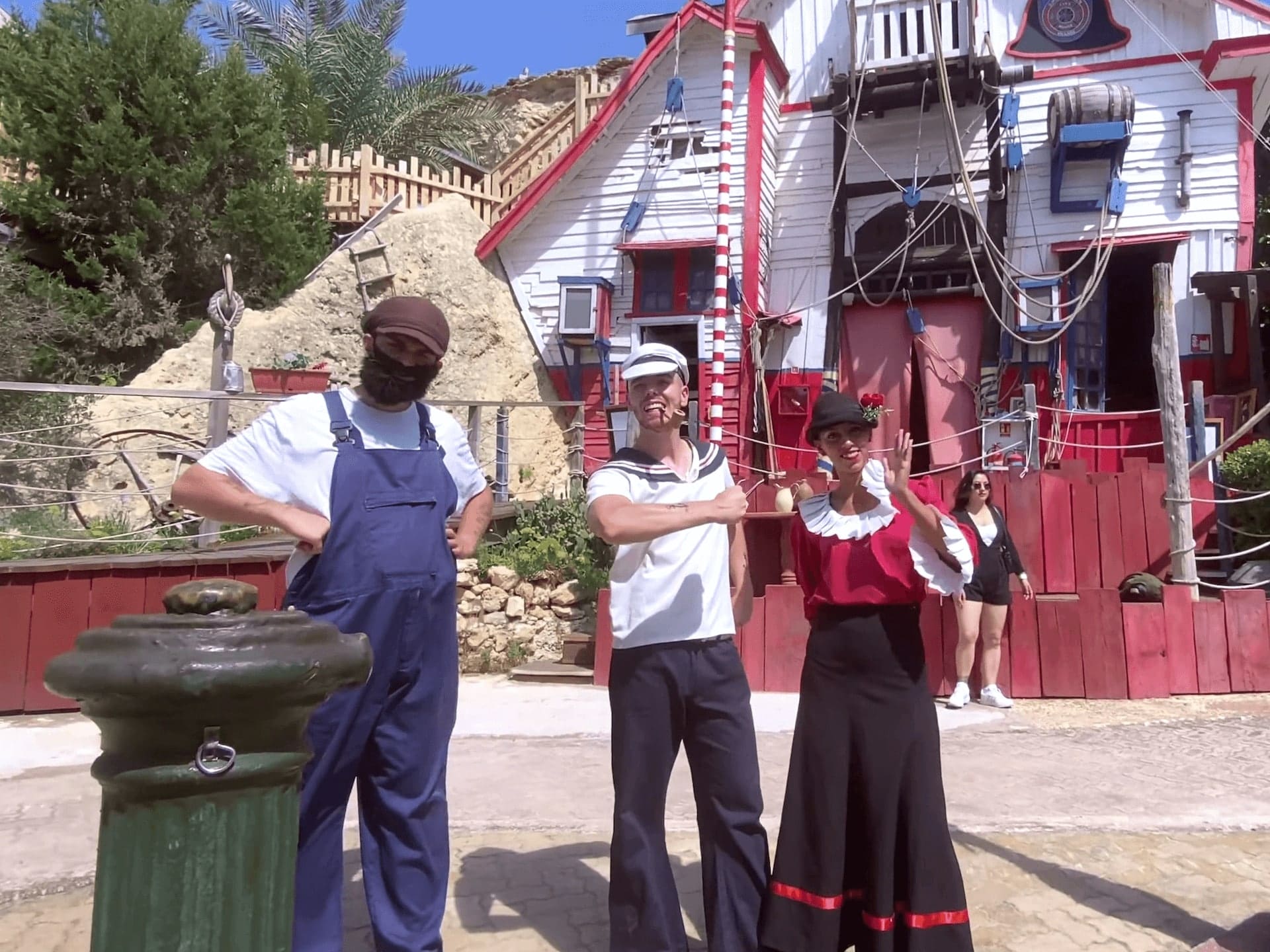 3 actores disfrazados del Popeye Village en Malta