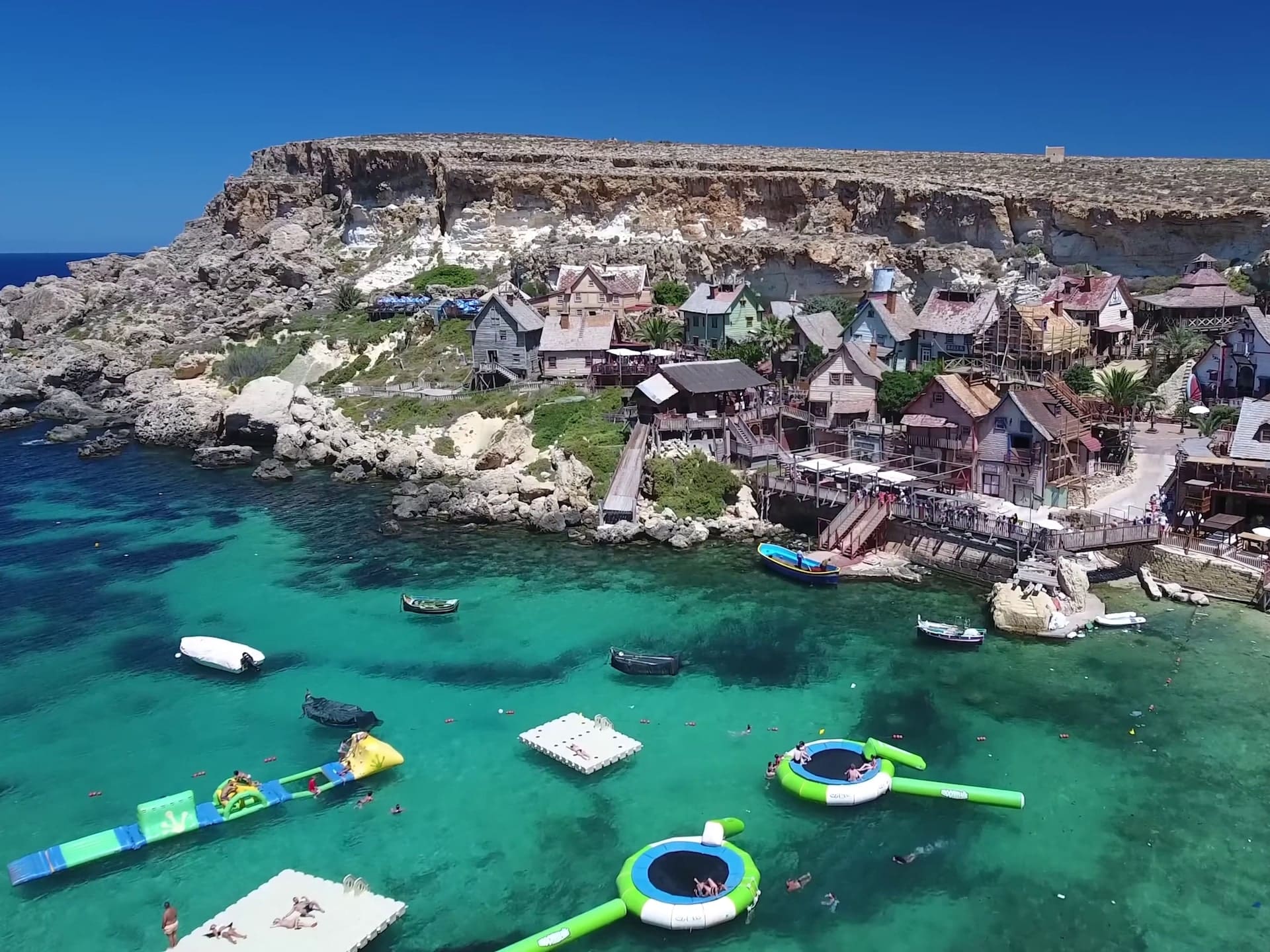 Parque acuático con hinchables del Popeye Village