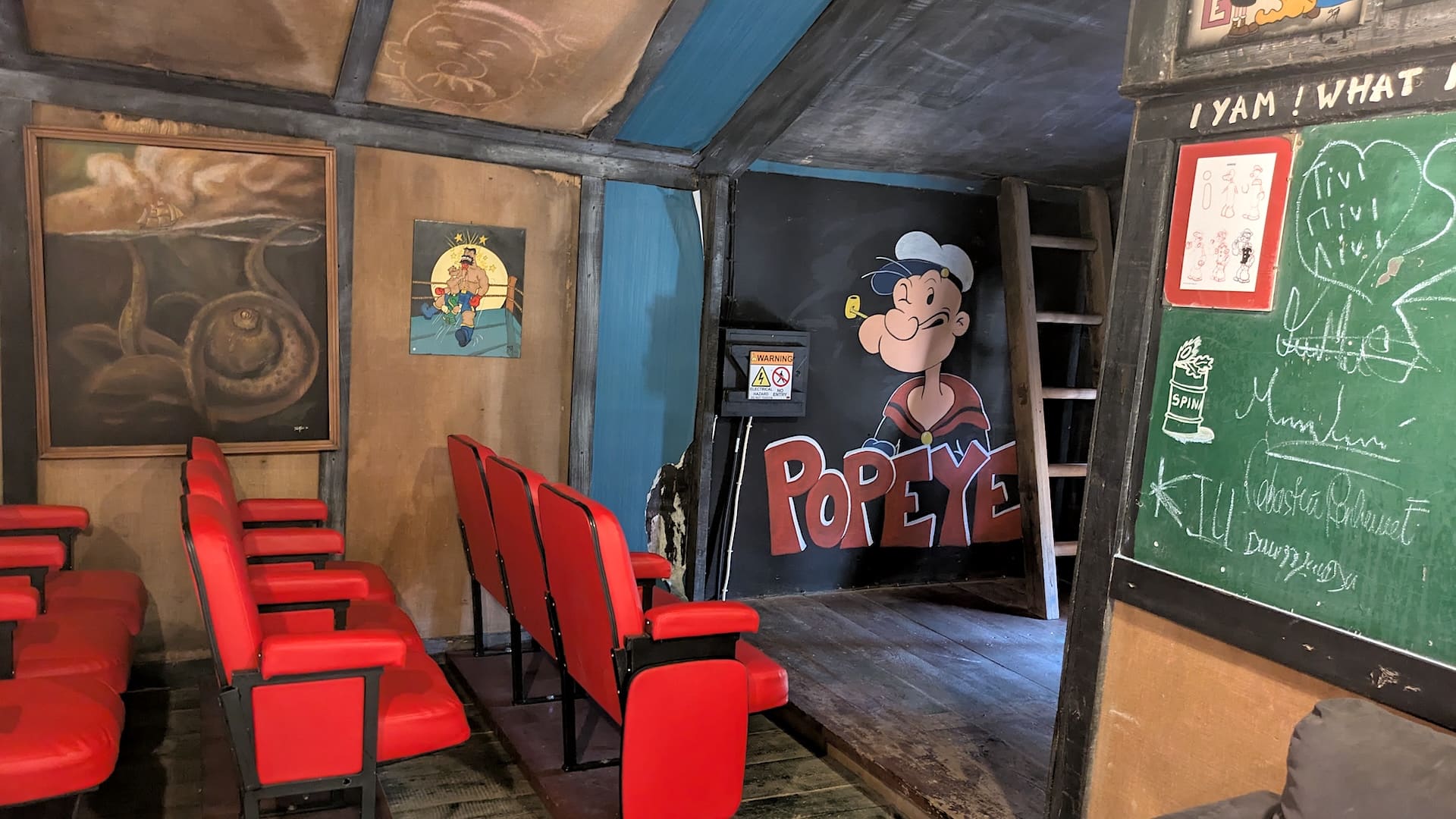 Butacas rojas del cine del Popeye Village