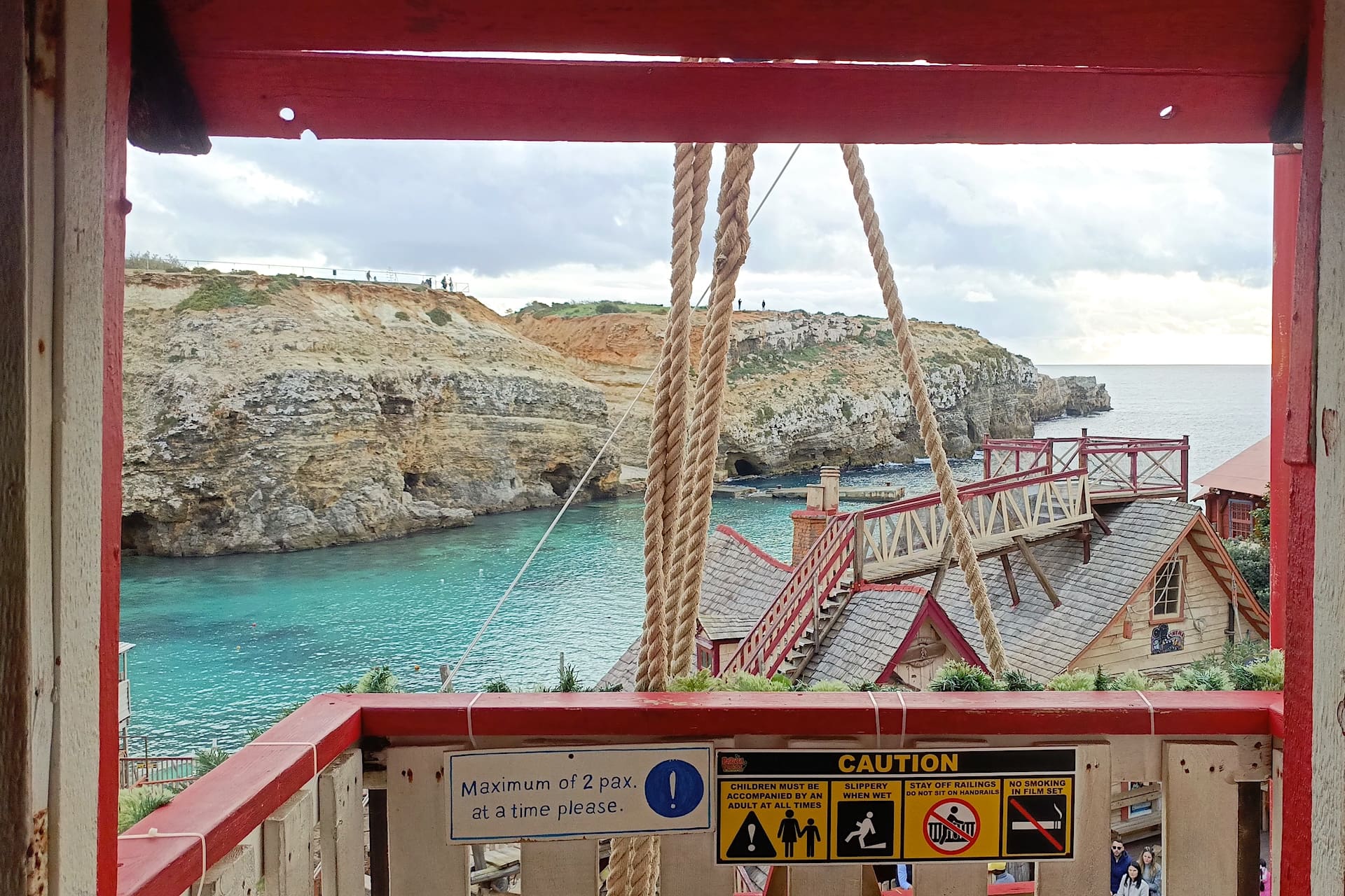 Vista de Anchor Bay desde el puesto de vigía del Popeye Village