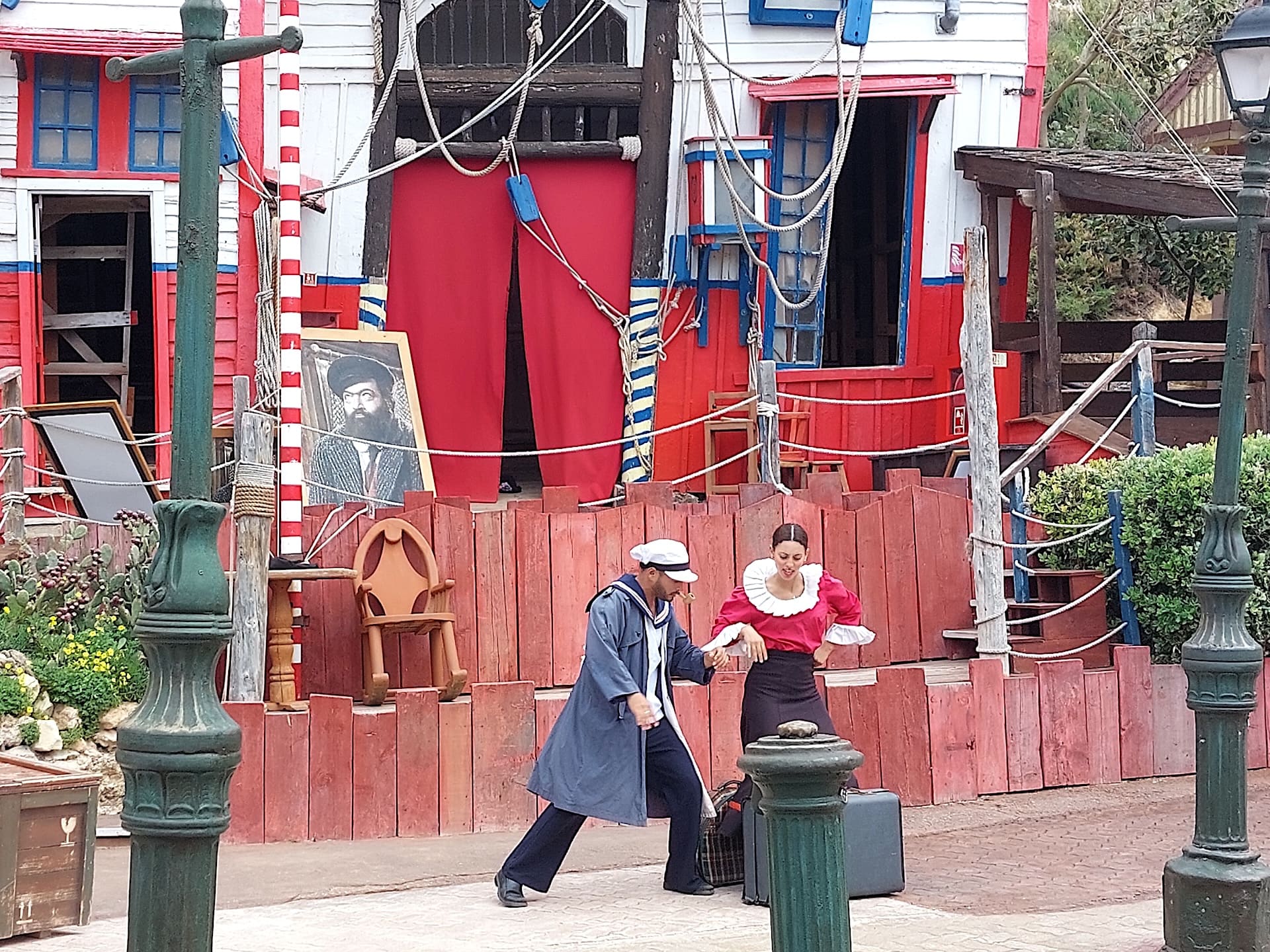 Dos actores durante el espectáculo de Popeye