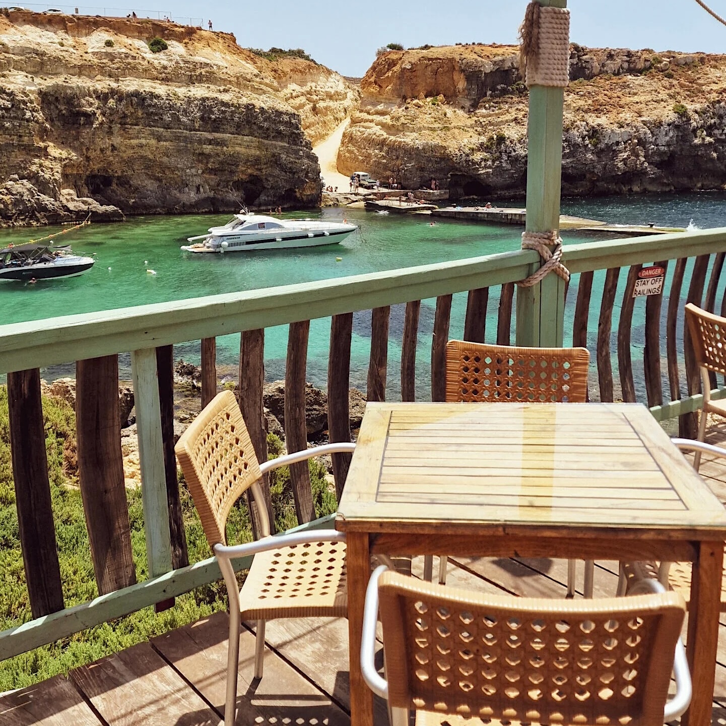 Mesa con vistas a Anchor Bay en el Popeye Village, Malta