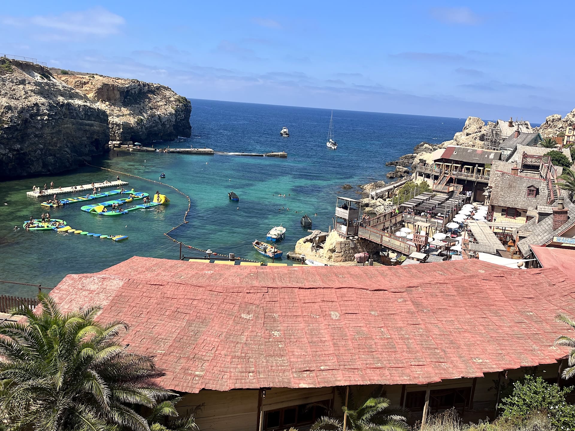 Vista de Anchor Bay desde el Popeye Village