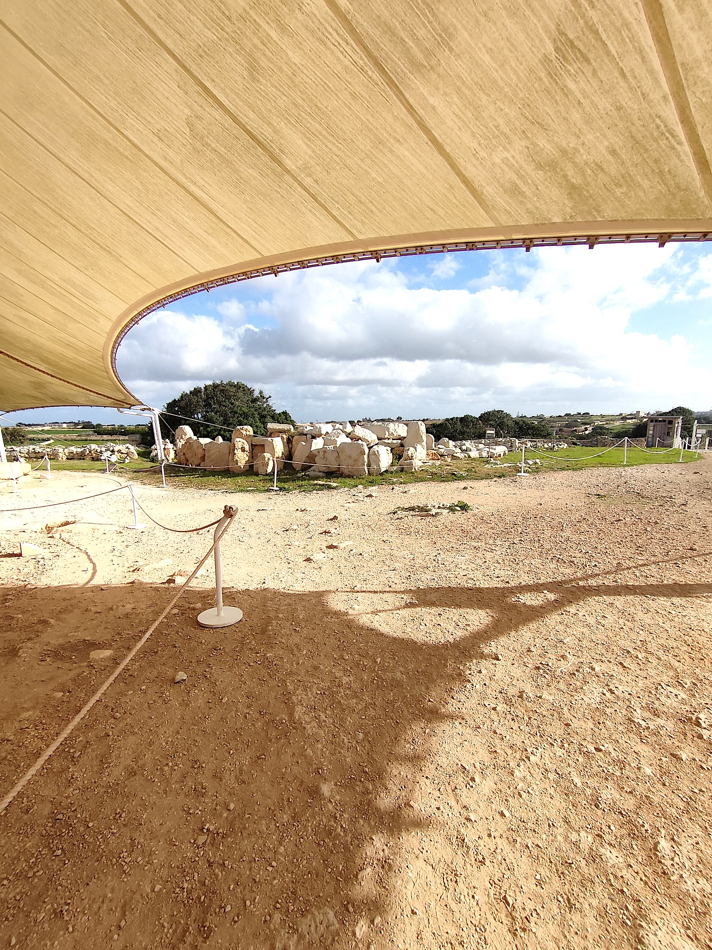 Vue sur la campagne maltaise depuis Ħaġar Qim Vue depuis l’abri du temple de Ħaġar Qim sur les vestiges mégalithiques et la campagne maltaise environnante